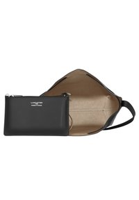 Borsa tote in pelle nera con interno aperto, dotata di fodera beige e una pochette nera removibile con dettagli in argento.