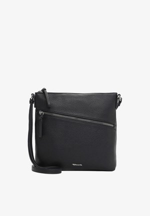 Borsa a tracolla in pelle nera con texture a grana, tasca frontale diagonale con cerniera, tracolla regolabile e logo argento discreto vicino al centro in basso.