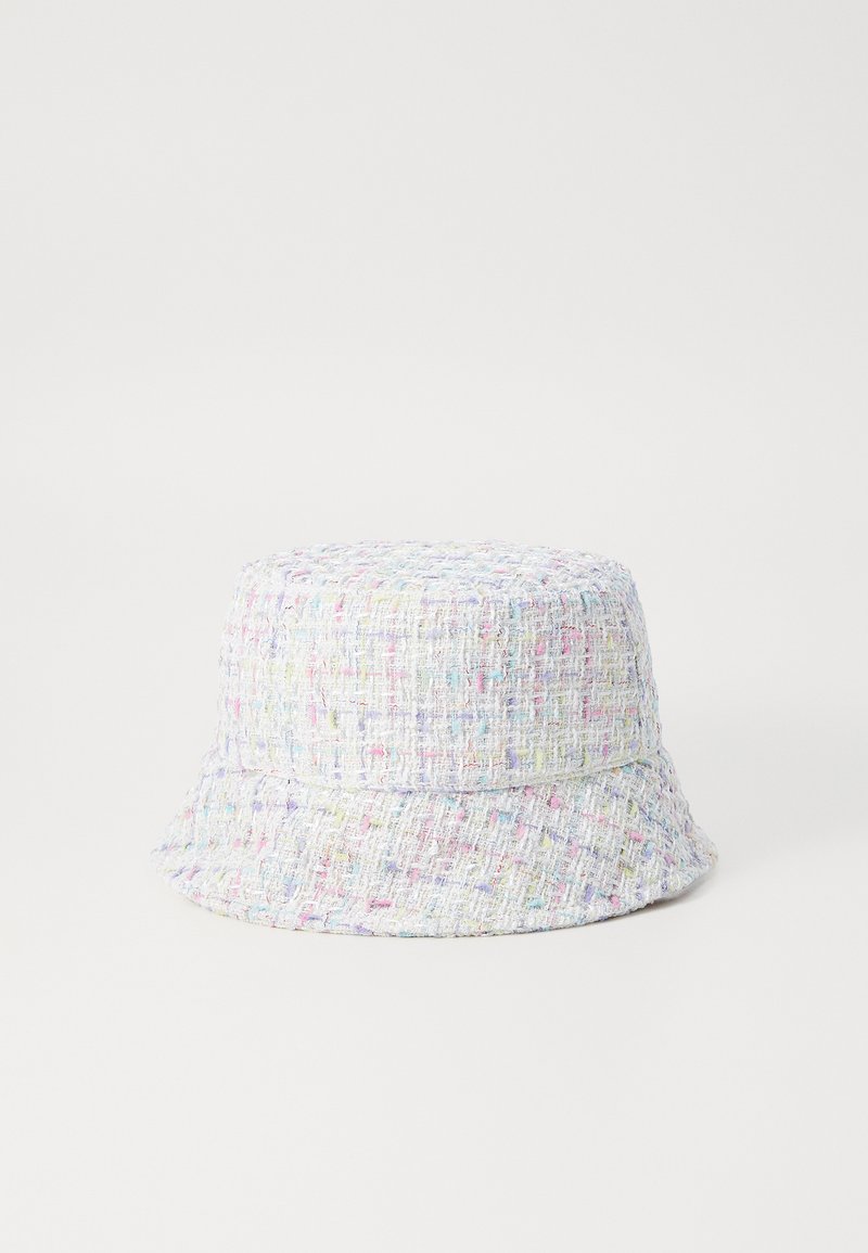 Bucket hat made of textured fabric, featuring a multicolored pastel pattern. Rounded top with a wide, flexible brim.