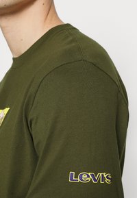 Levi's® SS RELAXED FIT TEE - T-shirt estampada - mossy green