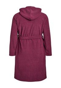 Burgundy badrock med huva, tillverkad av mjuk, strukturerad tyg, med långa ärmar, ett midjeband och en knälång fåll.