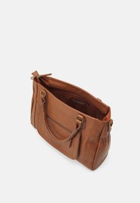 Bruine leren shopper met dubbele handgrepen, ritssluiting en voorvak. Binnenin een ruime hoofdcompartiment en extra steekzakken.