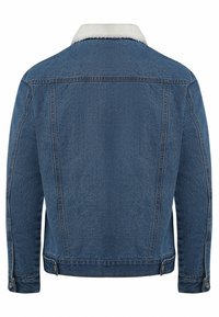 Donkerblauwe spijkerjas met een fluffy witte kraag. Kenmerkt zich door klassieke stiksels, knoopsluitingen en een rechte snit.