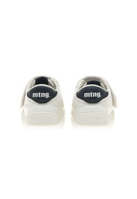 Witte sneakers met een bovenwerk van textiel, voorzien van een zwarte hieltab met het "mtng." logo en klittenbandsluitingen. Zachte structuur en ronde vorm.