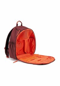 Mochila marrón con una cremallera abierta, con un interior naranja, bolsillo de malla y compartimentos organizativos para artículos.