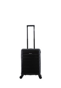 Schwarzer Hartschalenkoffer mit horizontalen Rillen, zwei ausziehbaren Griffen, vier Rädern und einem Logo auf der Vorderseite. Glatte Oberfläche.