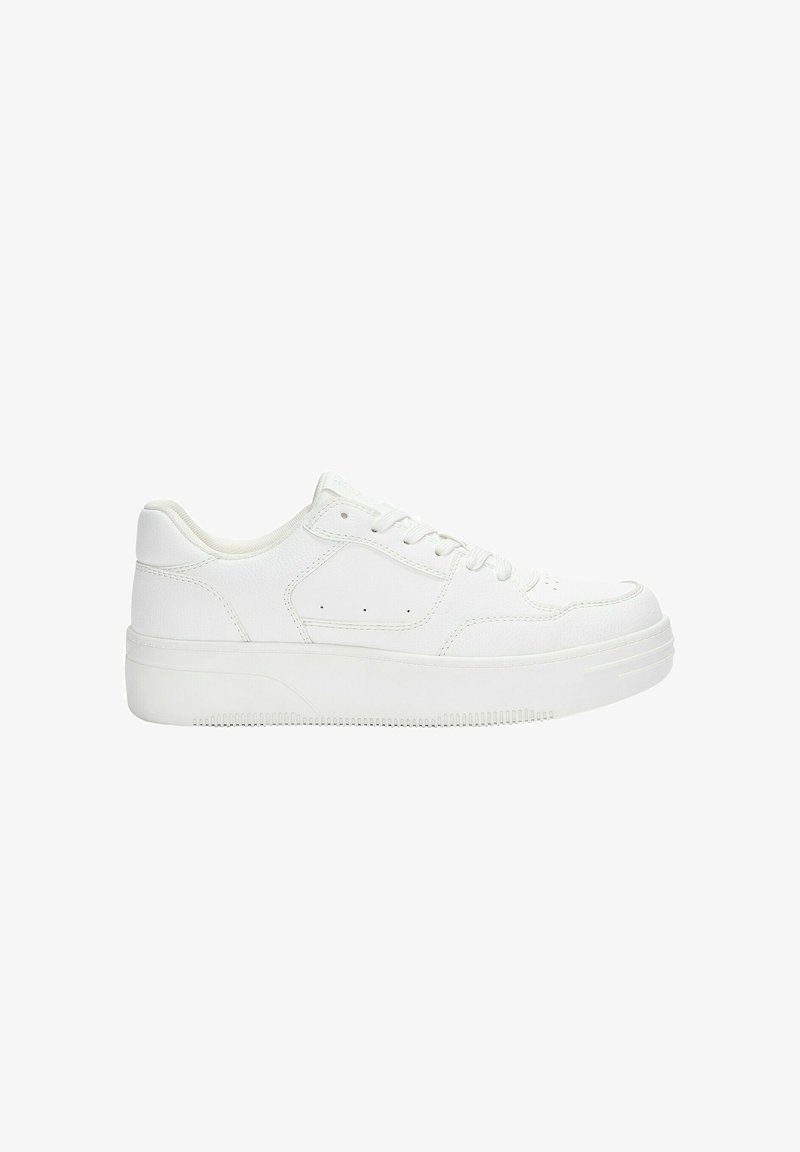 Białe syntetyczne sneakersy o gładkim wykończeniu, zaokrąglony nosek, sznurowany przód oraz płaska gumowa podeszwa z teksturowanym bieżnikiem dla lepszej przyczepności.
