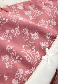 Tissu rose avec dessin au trait blanc représentant des femmes abstraites tenant des fleurs et des plantes, avec une bordure en dentelle blanche et un petit nœud.