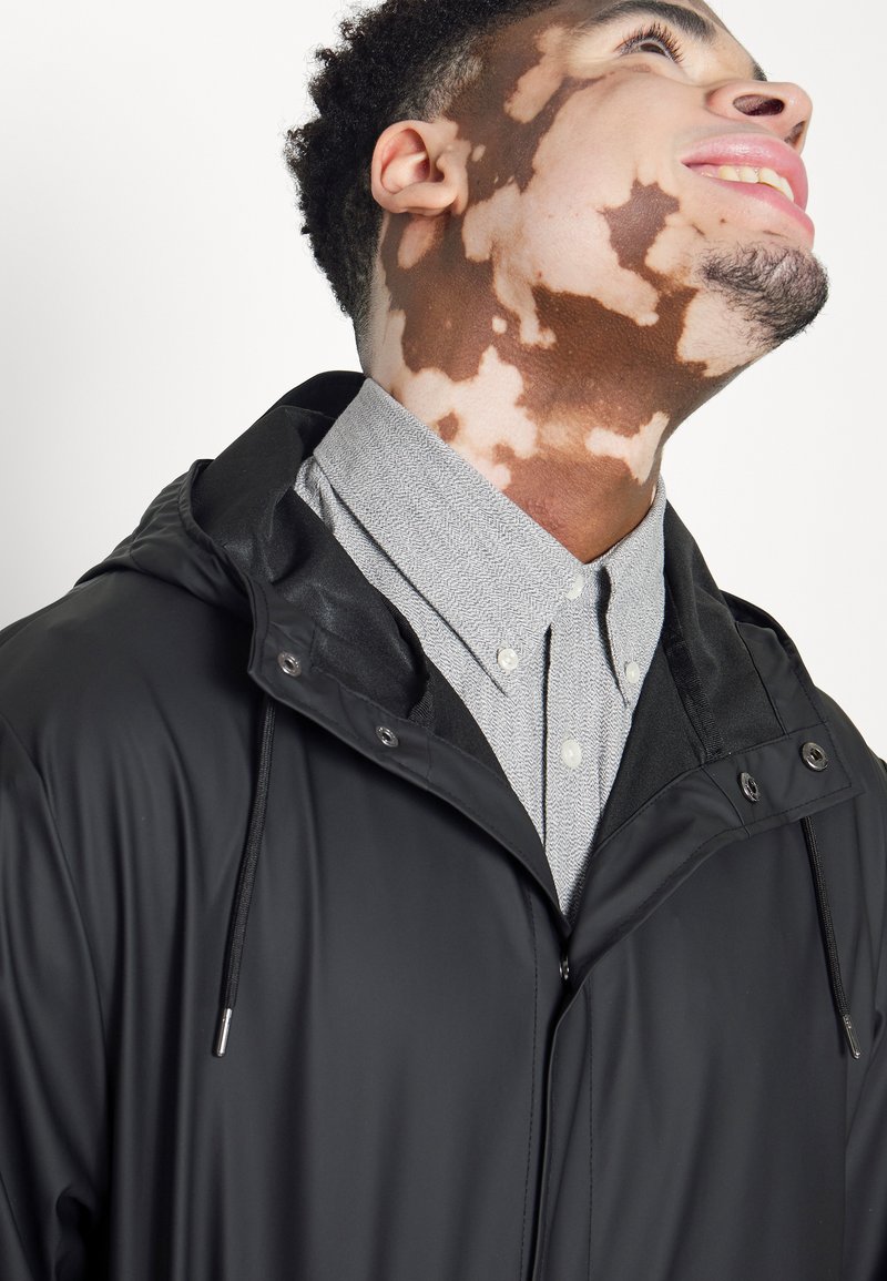 Rains® A-Line Longer W Jacket en Black pour 119€ | Livraison Gratuite