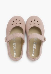Różowe zamszowe buty Mary Jane z wykrojonymi detalami w kształcie kwiatów, pasek z zapięciem na guzik i gładkie, lekko wyściełane wnętrze.