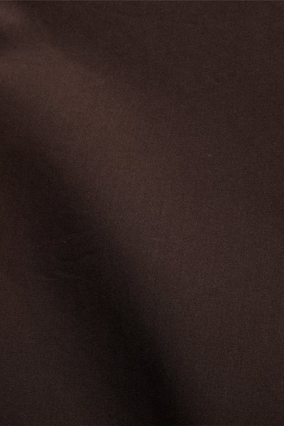 Tissu brun foncé avec une texture lisse et de subtils reflets lumineux créant des ombres douces.