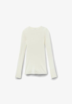 Haut à manches longues en maille côtelée crème avec encolure ronde, coupe ajustée et ourlet droit, présenté sur un fond blanc.