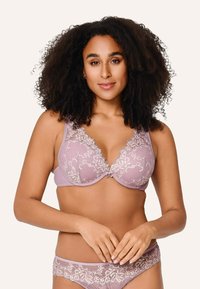 Lavendelkleurige beha met kanten rand en V-hals ontwerp, met bloemmotieven, zachte stof en een decoratieve strik in het midden.