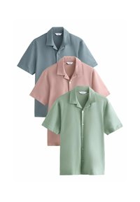 Kurzarmhemden in Grün, Pink und Blau. Glattes Material, Knopfverschluss vorne und lässiges Kragen-Design. Ordentlich gestapelt.
