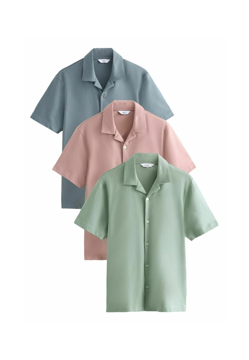 Kurzarmhemden in Grün, Pink und Blau. Glattes Material, Knopfverschluss vorne und lässiges Kragen-Design. Ordentlich gestapelt.