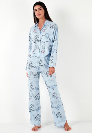 Hellblaue Schlafanzugset mit langen Ärmeln und Hosen. Enthält gedruckte Kritzeleien, Herzen und Phrasen in kontrastierendem Schwarz und Pink.