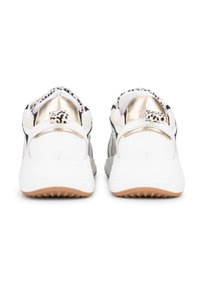 Zapatillas blancas con acentos metálicos dorados y detalle de estampado animal en el talón. Diseño texturizado y suela de goma para mayor agarre.