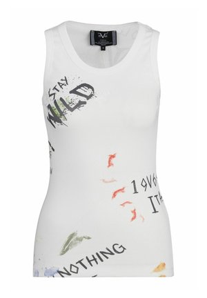 Biały, bezrękawnik z prążkowanego materiału z nadrukiem tekstowym „Stay Wild”, „Nothing” oraz „1969 Italia” w różnych kolorach i czcionkach.