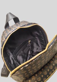 Zaino in pelle nera con hardware dorato, caratterizzato da un motivo a monogramma, chiusura con zip e interno foderato in tessuto nero con una tasca con zip.