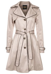 Beżowy płaszcz trencz z dużym kołnierzem, czarnym obszyciem, pięcioma guzikami na przodzie oraz pasem w talii. Gładki materiał o klasycznym kroju.