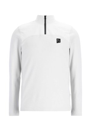 Suéter blanco de manga larga, con media cremallera, cuello alto y un parche negro con el logo en el pecho. Tejido suave con un diseño simple.