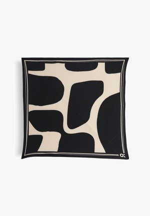 Vierkante sjaal met abstracte zwarte en beige vormen, omrand door dunne zwarte en beige lijnen, met een klein logo in de rechterbenedenhoek.