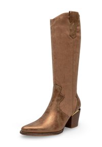 Bottes de cowboy en faux cuir suédé marron avec un bout pointu, des coutures décoratives et un accent métallique sur le talon. Conçues pour un ajustement au niveau du mollet.