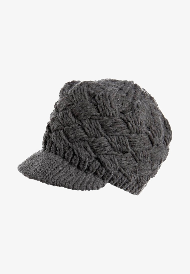 Bonnet en laine tricotée gris foncé avec une petite visière et un motif tressé épais, conçu pour la chaleur et le style.