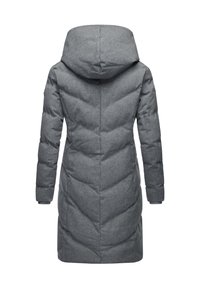 Pilka paminkštinta striukė su kapišonu, pagaminta iš tekstūruotos medžiagos, su chevrono raštu ir ilgomis rankovėmis. Nugara lygi su siūlių detalėmis.