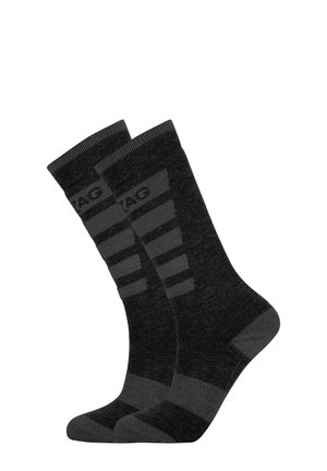 Chaussettes noires en coton avec un revers côtelé, présentant des rayures horizontales gris foncé et des sections renforcées au talon et à orteils.