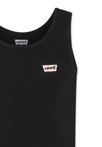Top a canottiera nera a costine con scollatura rotonda e una piccola etichetta con il logo rosa di Levi's sul lato sinistro del petto. Materiale in cotone, design senza maniche.