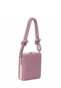 Borsa quadrata rosa decorata con strass, con una cerniera dorata e una tracolla annodata realizzata con lo stesso materiale.