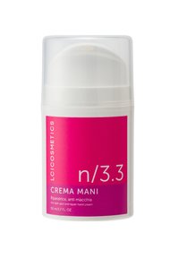 Contenitore cilindrico bianco con un tappo traslucido. L'etichetta rosa presenta "n/3.3" e "Crema Mani" in testo bianco. Capacità di 50 mL.
