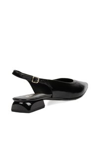 Zapato de charol negro tipo slingback con punta afilada, pequeño tacón cuadrado, correa ajustable en el tobillo y textura suave.