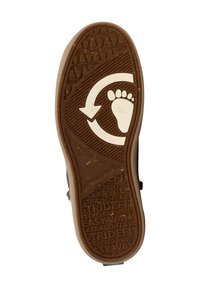Semelle de chaussure en caoutchouc marron avec une surface texturée. Présente un design en forme de flèche circulaire et d'empreinte. Comprend des détails de marque et de matériau gravés.