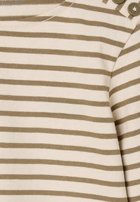 Beige und oliv gestreiftes Strickoberteil mit Rundhalsausschnitt und zwei Knopfakzenten an der Schulter, mit einer glatten Textur und horizontalem Muster.