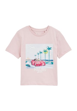 Rosa bomullströja med en färgglad grafik av en cabriolet, palmer och en sol. Texten lyder "tillverkad i MALIBU Barbie."