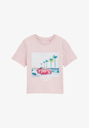 Rozā kokvilnas T-krekls ar krāsainu grafiku, uz kuras attēlots kabriolets, palmu koki un saule. Uzraksts lasāms "izgatavots MALIBU Barbie."