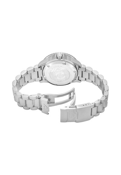 Zilverkleurig metalen polshorloge met open gesp, met gegraveerde achterkant en geschakelde armband.