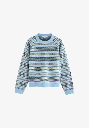 Lichtblauwe gebreide trui met groene, roze, witte en donkerblauwe horizontale geometrische en sneeuwvlokpatronen, ronde hals en lange mouwen.