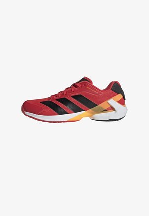 Scarpa da corsa rossa con strisce nere, suola bianca e supporto per il tallone arancione, vista di profilo su sfondo bianco.