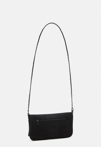 Geantă de mână neagră cu un model texturat de piele de șarpe, având un buzunar frontal cu fermoar și o curea din lanț. Formă compactă, rectangulară.