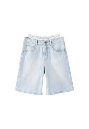 Pantaloni shorts in denim azzurro chiaro con orlo sfrangiato, dotati di una cintura in pizzo, tasche tradizionali e chiusura con bottone in metallo.