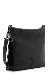 Schwarze, perforierte Leder-Schultertasche mit strukturierten Oberflächen, einem langen, verstellbaren Tragegurt und einem Quastenakzent in der Nähe eines silbernen Hardware-Verschlusses.