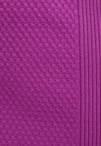 Textil in lebhaftem Lila mit einem strukturierten Muster aus erhabenen Punkten und vertikalen Rippungen auf einer Seite, das visuelle Kontrast und Tiefe erzeugt.