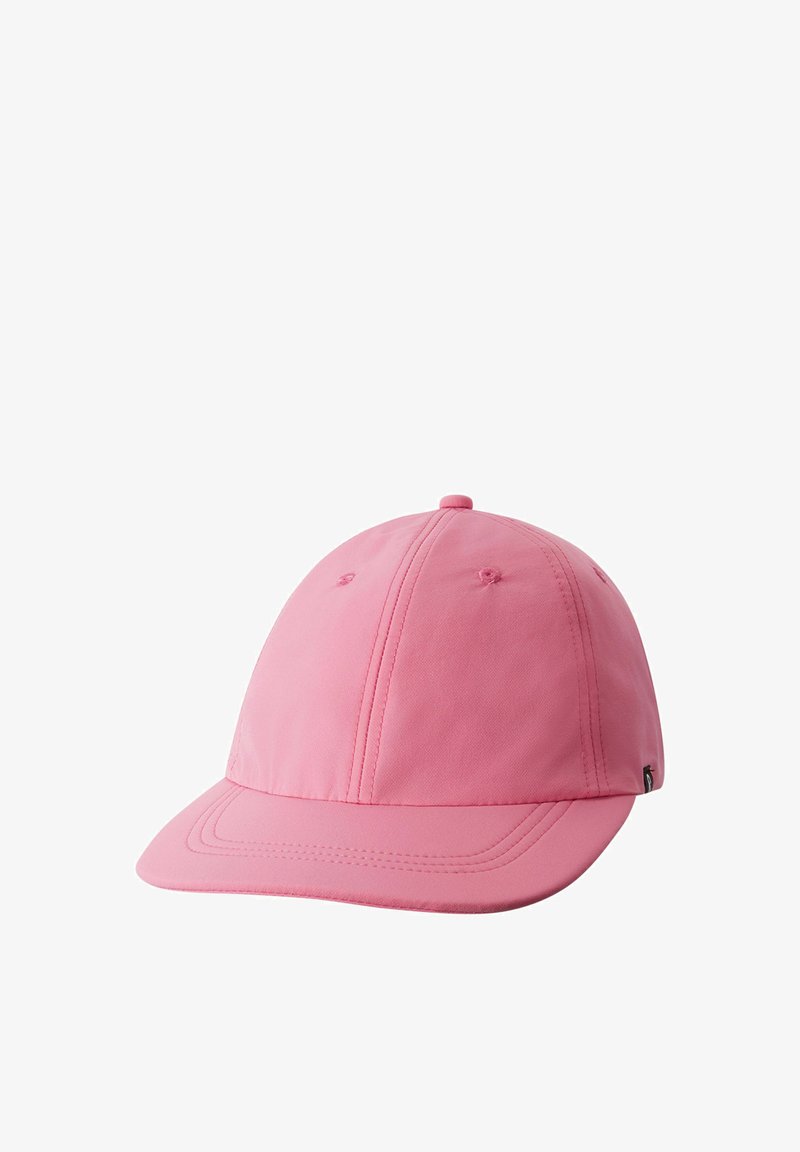 Rosa Baseballmütze aus weichem Material, mit gebogenem Schirm, genähten Details und einem kleinen Logotag an der Seite.