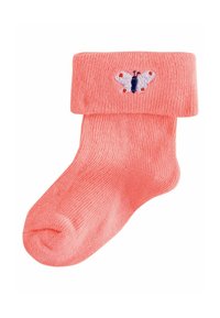 Koralfarvet babysok med foldet kant, med en lille broderet hvid og navy sommerfugl med orange pletter på kanten.