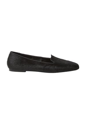 Schwarzer flacher Slipper mit Fellstruktur, abgerundeter Spitze und niedrigem Absatz, seitlich auf weißem Hintergrund dargestellt.