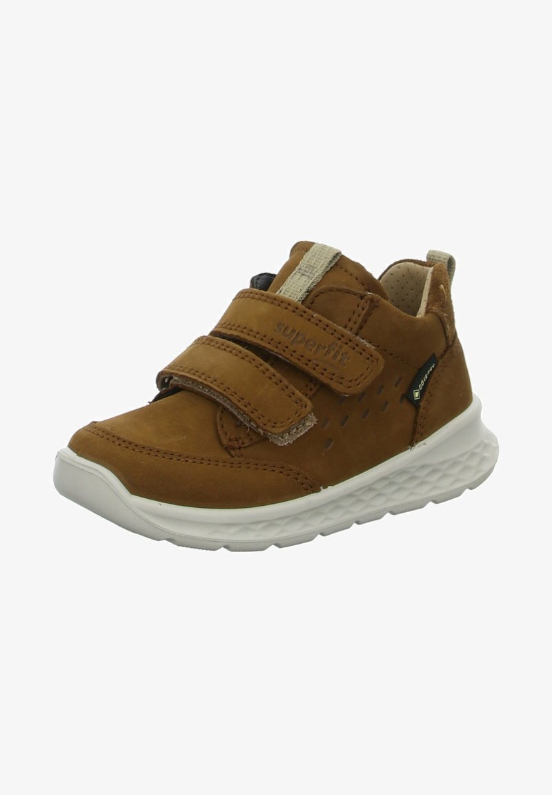Braune Lederschuhe für Kinder mit Klettverschlüssen, strukturierten Akzenten und einer weißen Gummisohle mit Rautenmuster. Wasserdichtes Design.