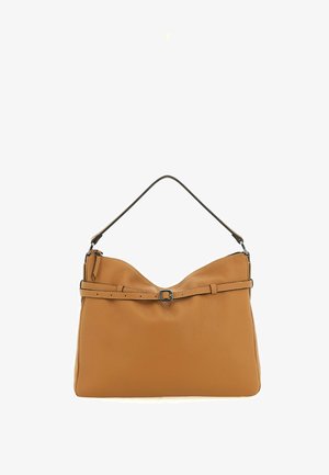 Borsa in pelle color cuoio con una singola tracolla superiore, dettaglio fibbia frontale e chiusura con zip su un lato.